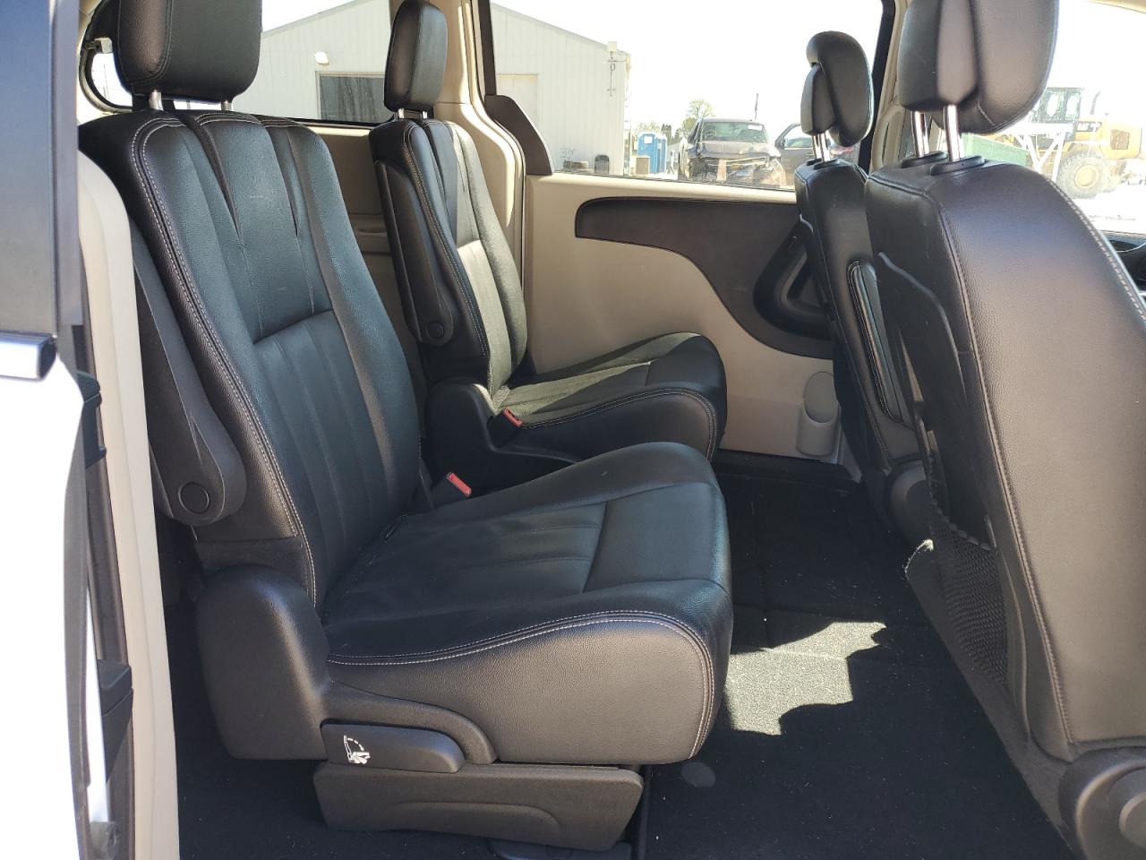 2016 Chrysler Town & Country - Image 11