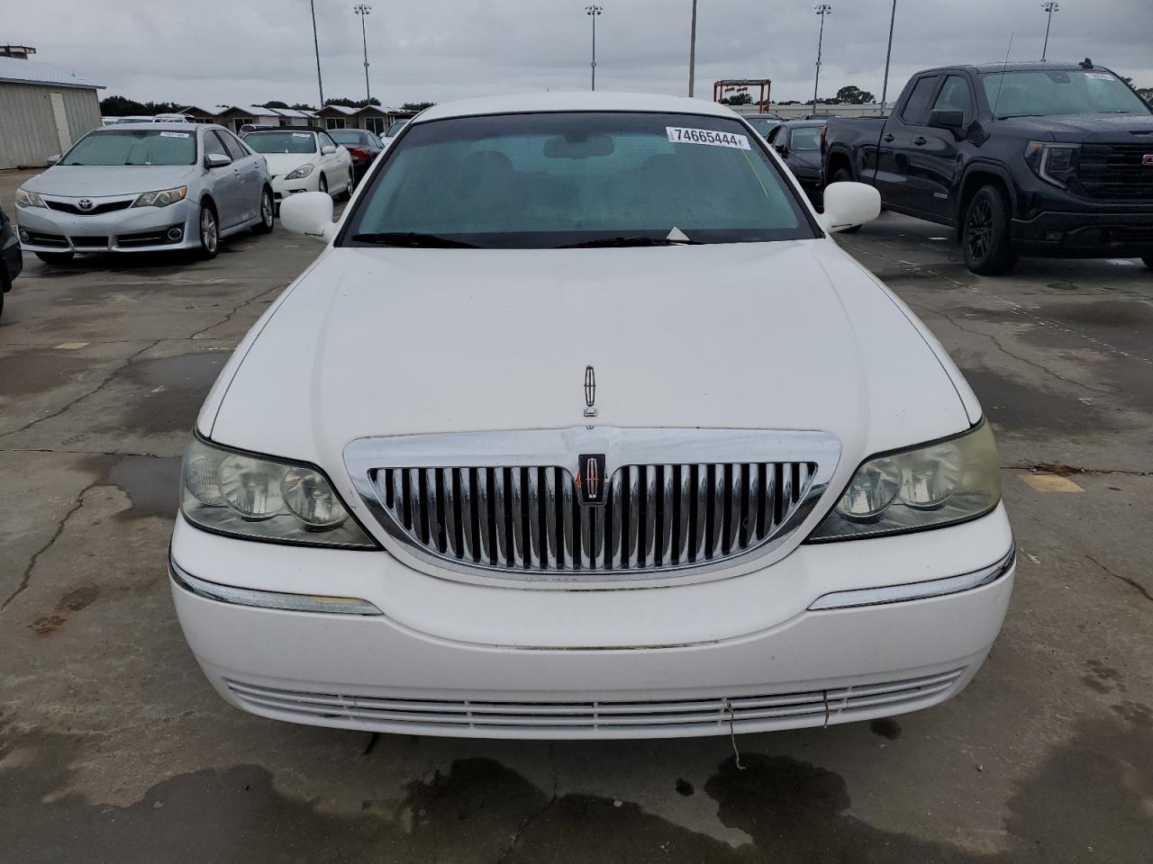 2008 Lincoln Town Car - Image 5