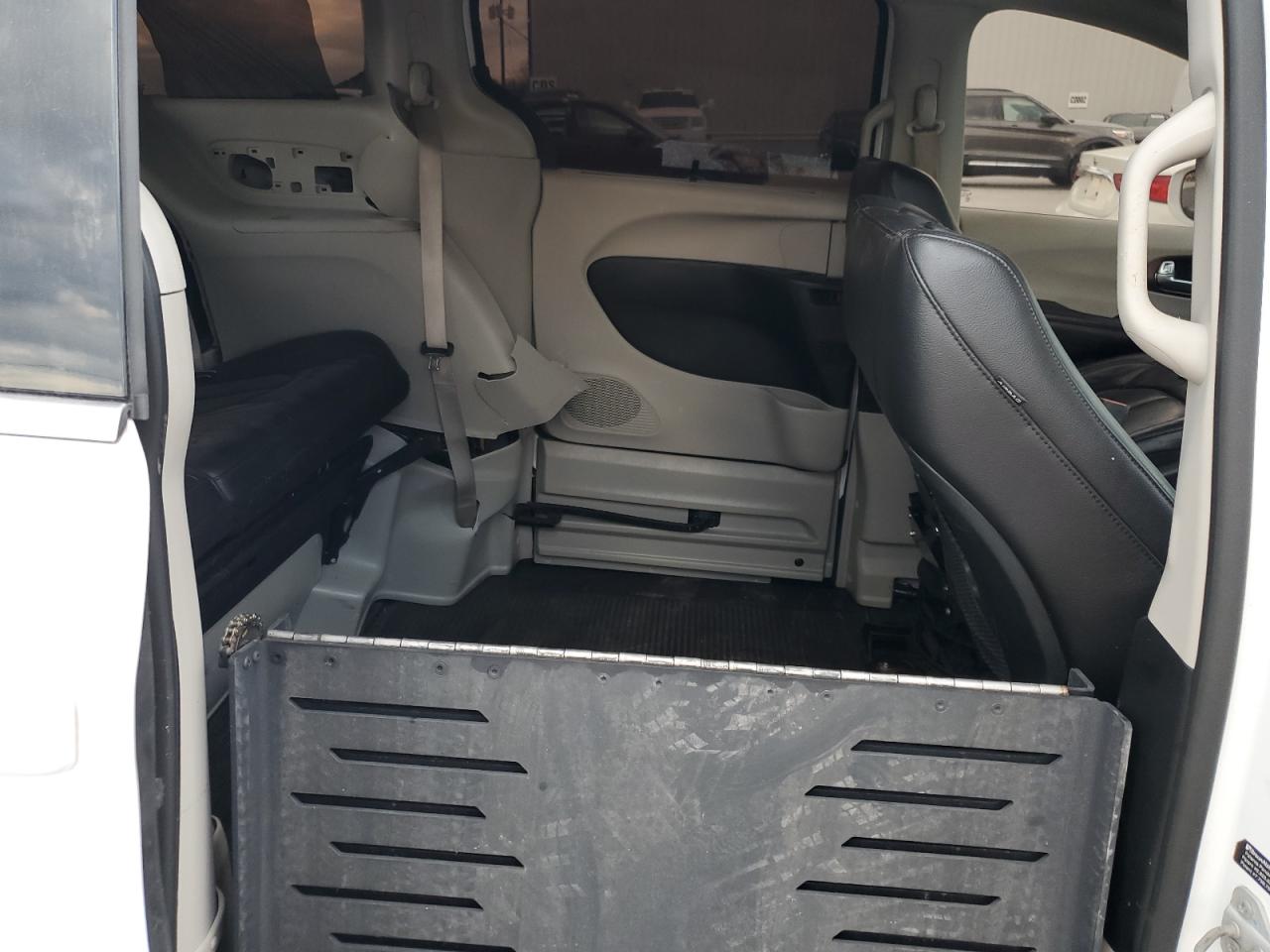 2019 Chrysler Pacifica - Image 11