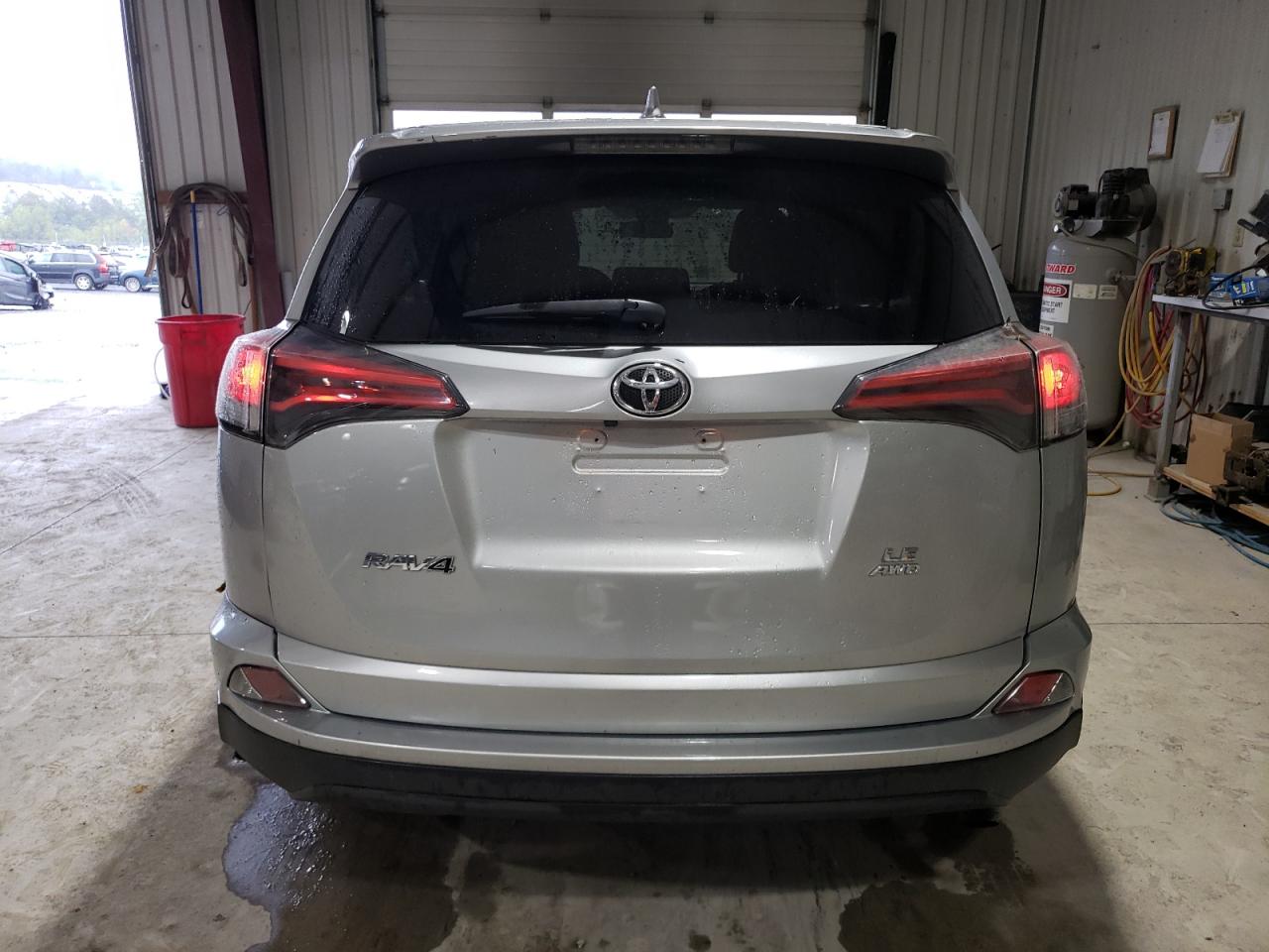 2018 Toyota Rav4 Le VIN: 2T3BFREV8JW850178 Lot: 73424474