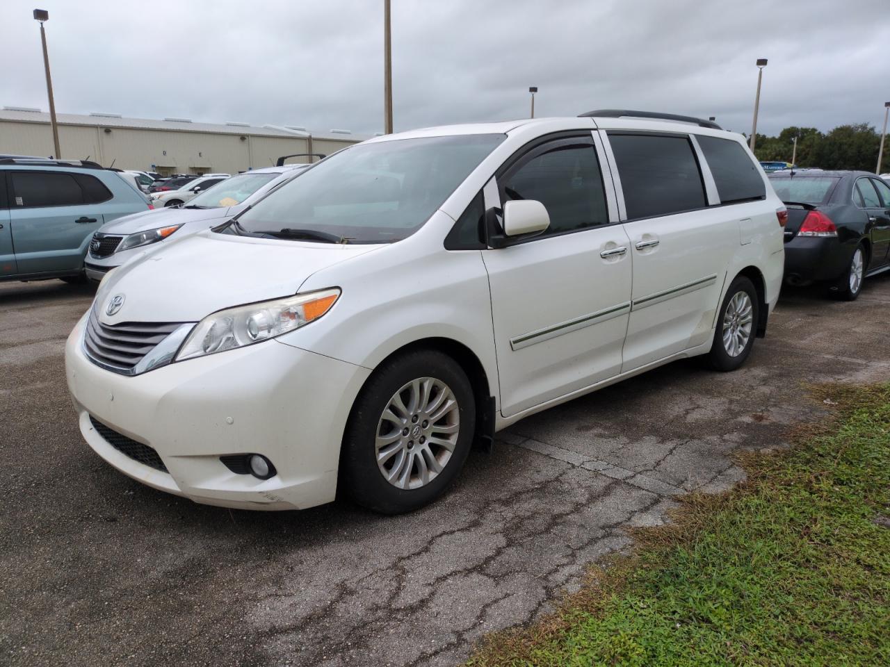 5TDYK3DC3FS527670 2015 Toyota Sienna Xle