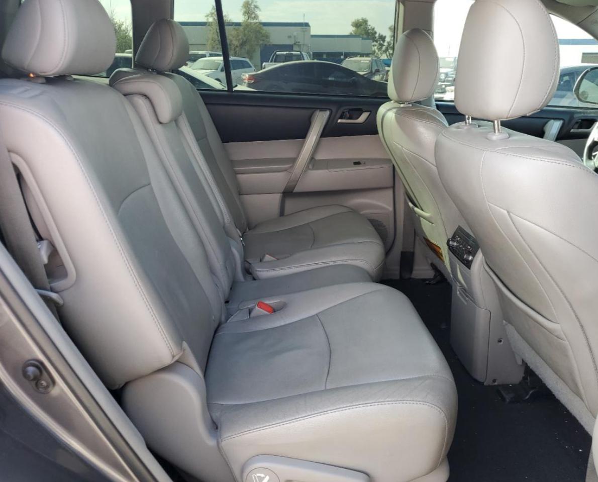 2011 Toyota Highlander - Image 12
