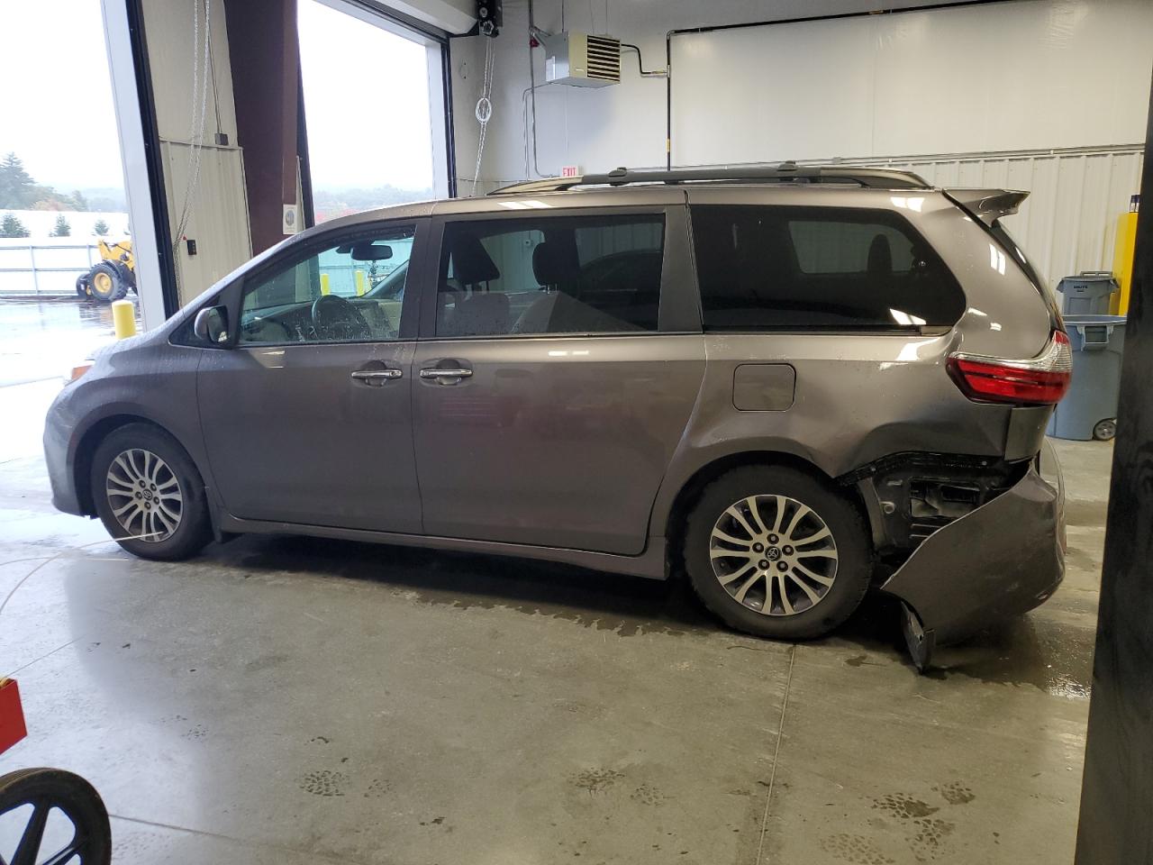 2020 Toyota Sienna - Image 2