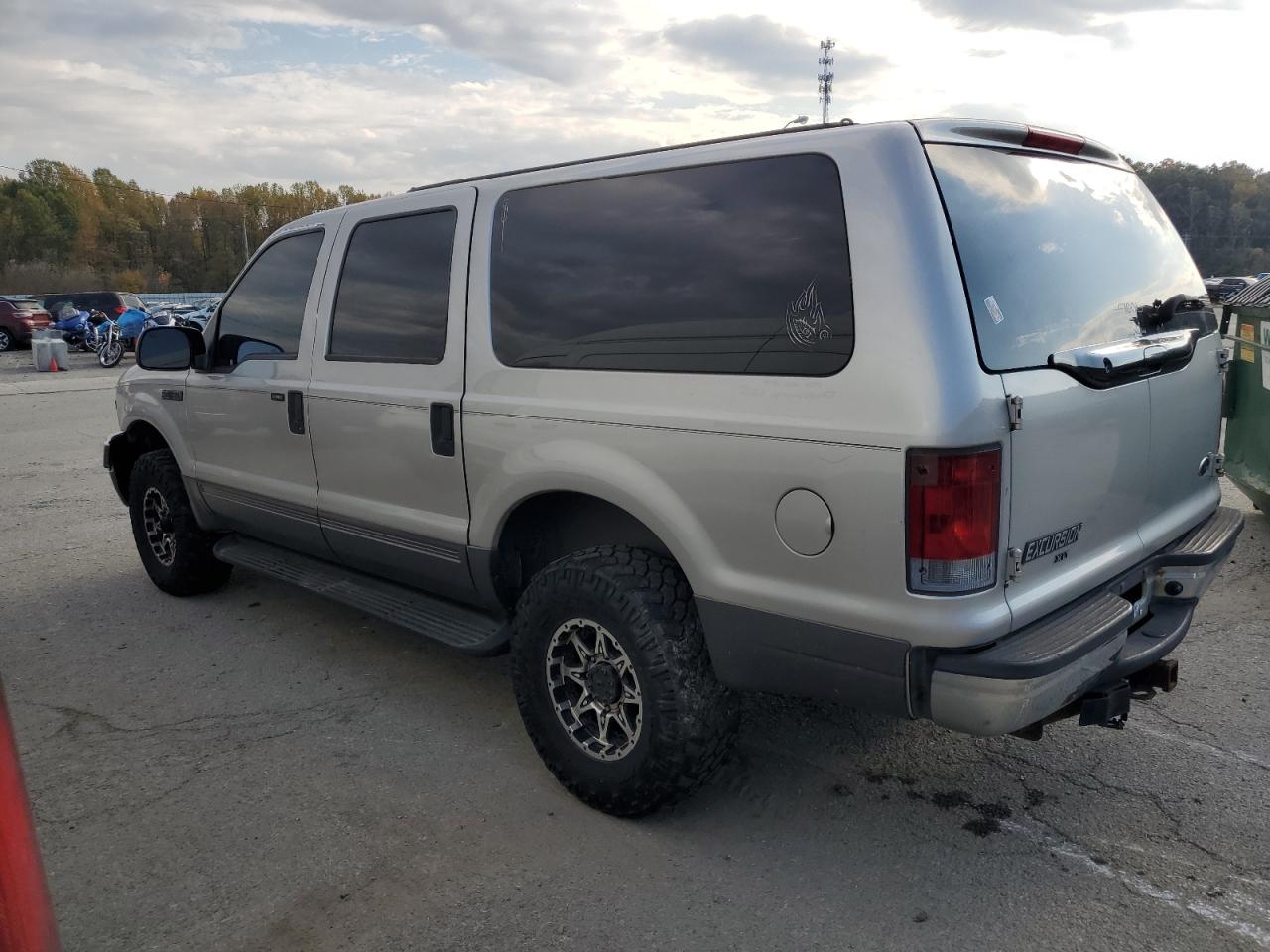 2005 Ford Excursion - Image 2