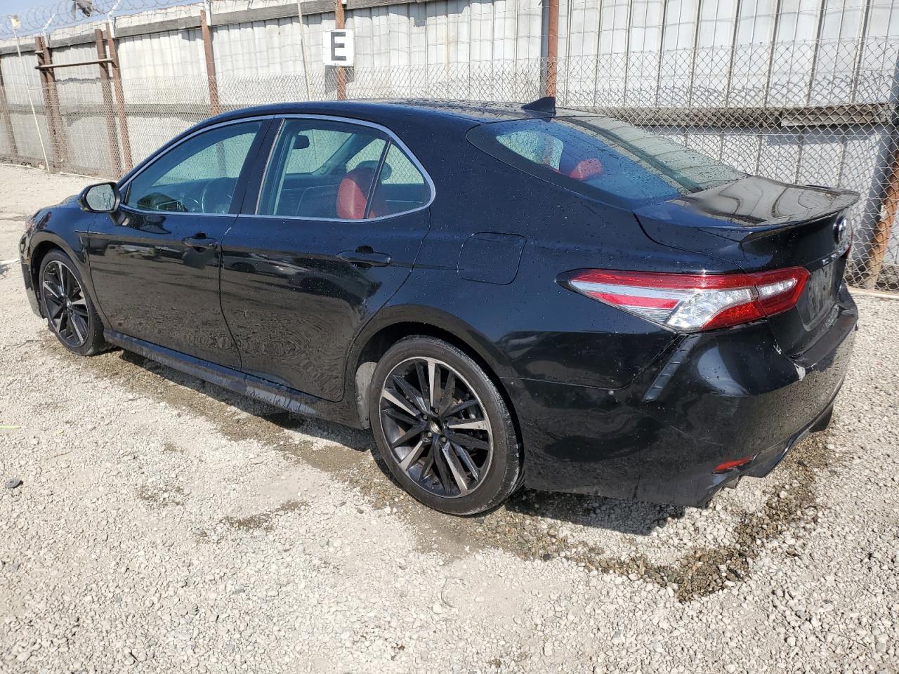 4T1B61HK9JU121568 2018 TOYOTA CAMRY - Image 2