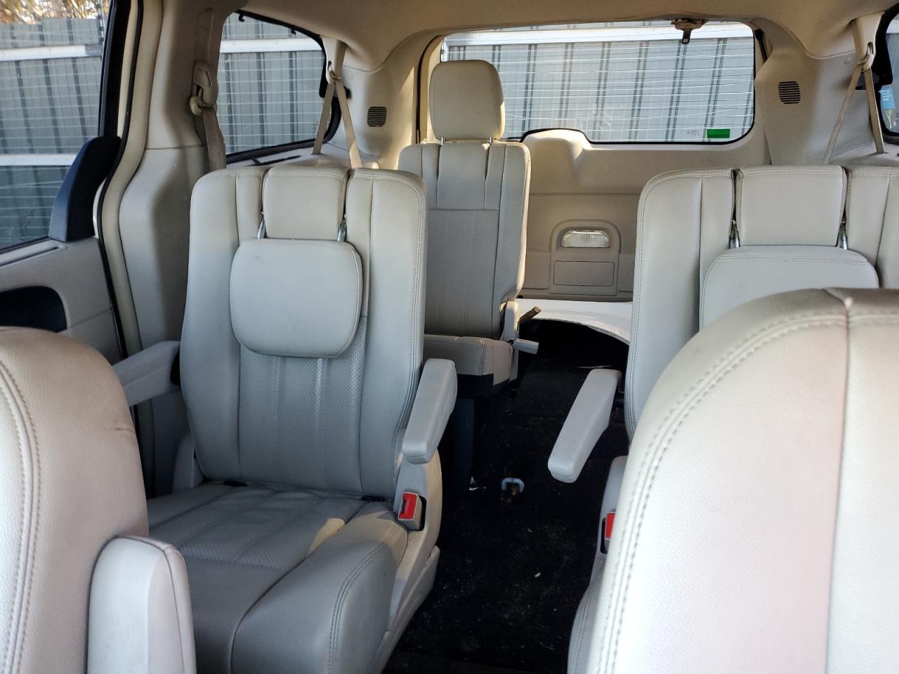 2013 Chrysler Town & Country - Image 10