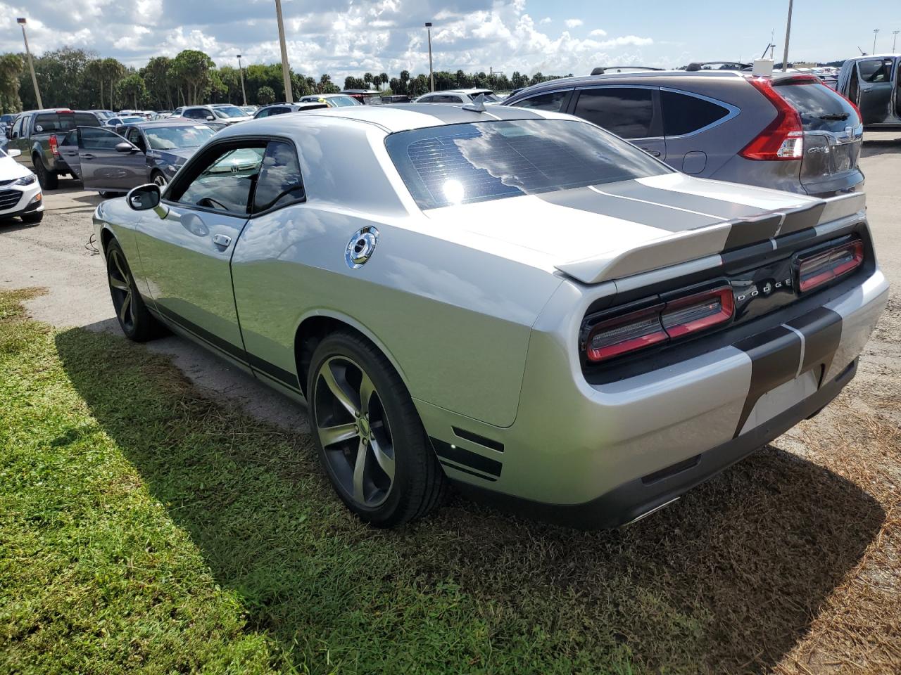 2C3CDZAG2KH636195 2019 DODGE CHALLENGER - Image 2