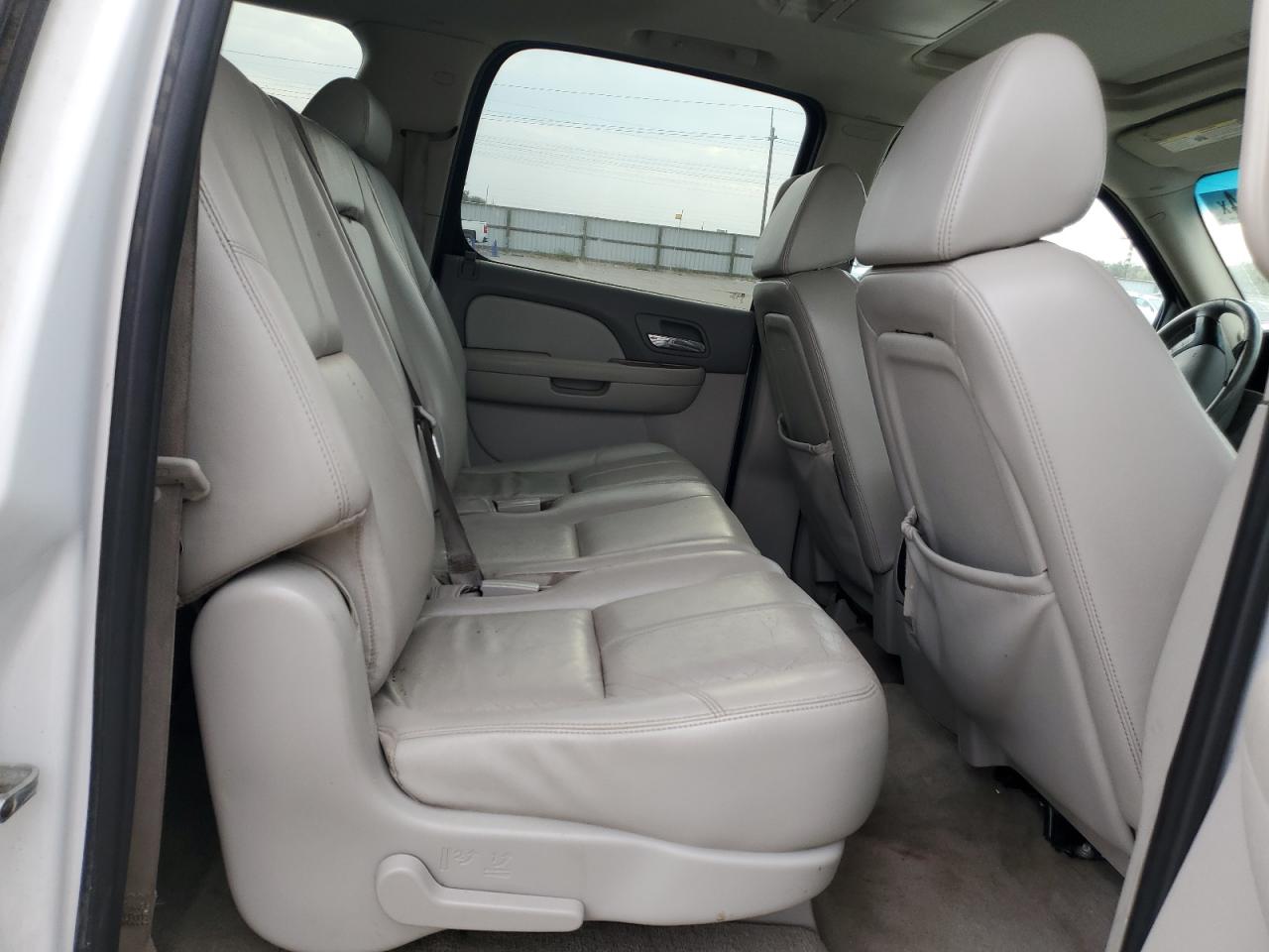 2008 Chevrolet Suburban - Image 11