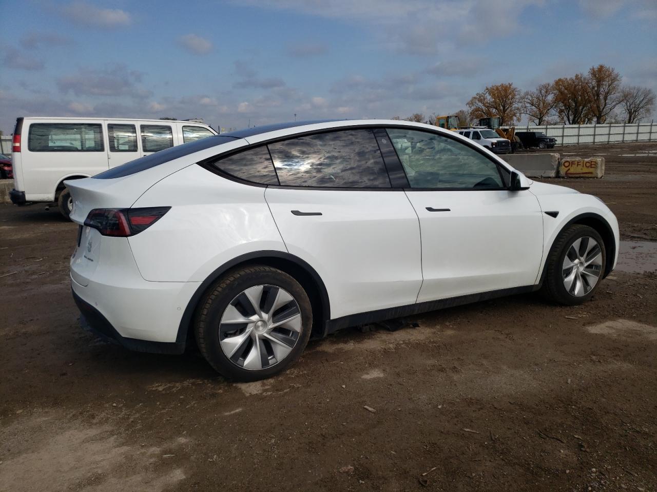 VIN 7SAYGAEE1NF383449 2022 TESLA MODEL Y no.3