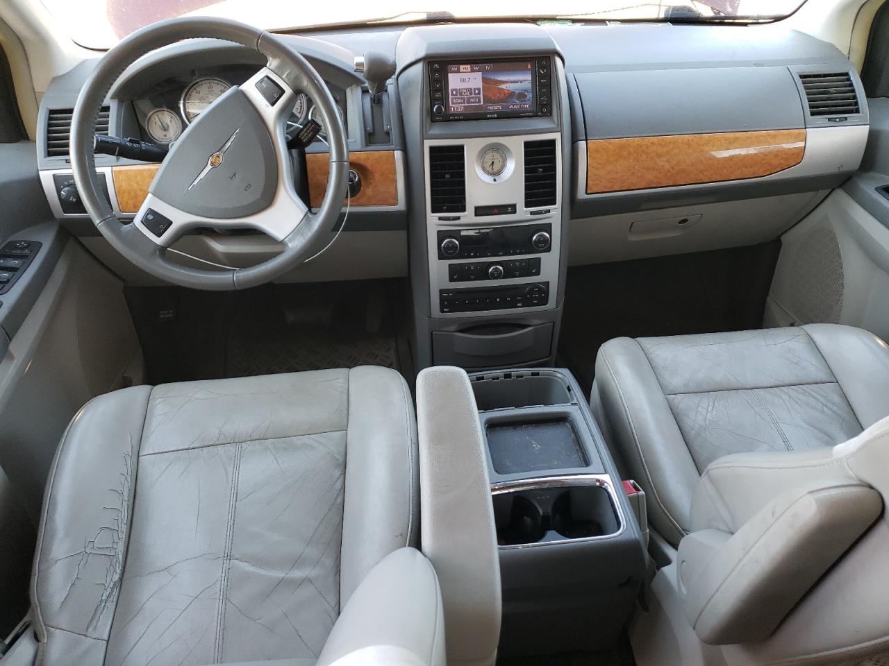 2010 Chrysler Town & Country - Image 8