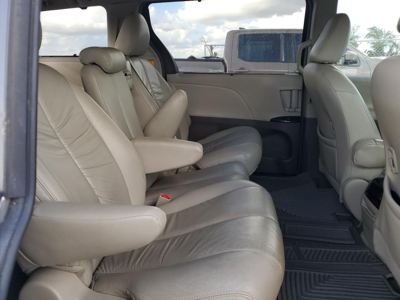 2012 Toyota Sienna - Image 11