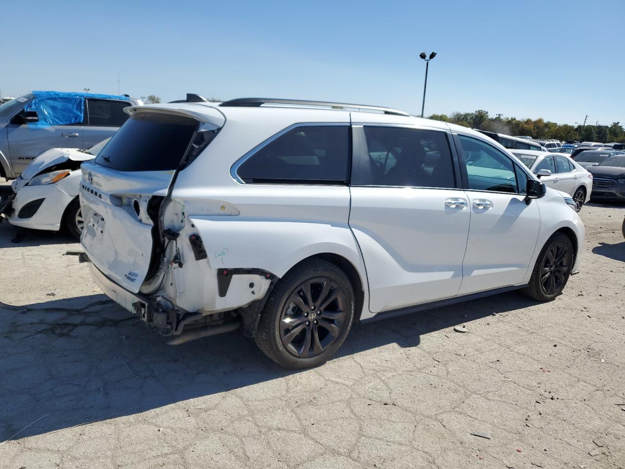 2022 Toyota Sienna - Image 3