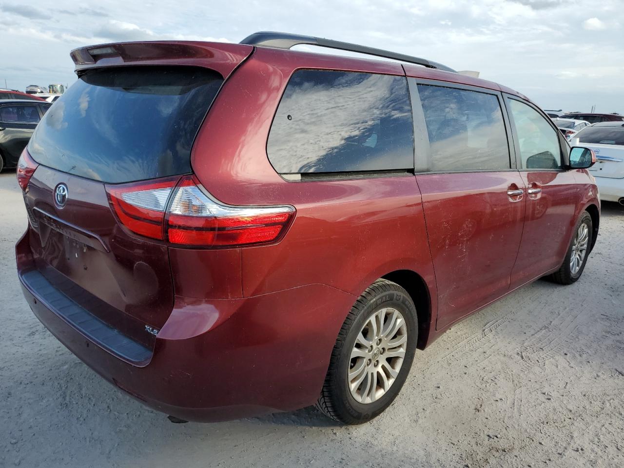 2017 Toyota Sienna - Image 3