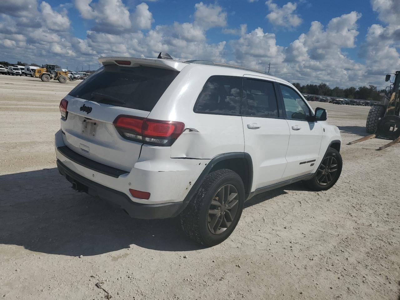 2016 Jeep Grand Cherokee - Image 3