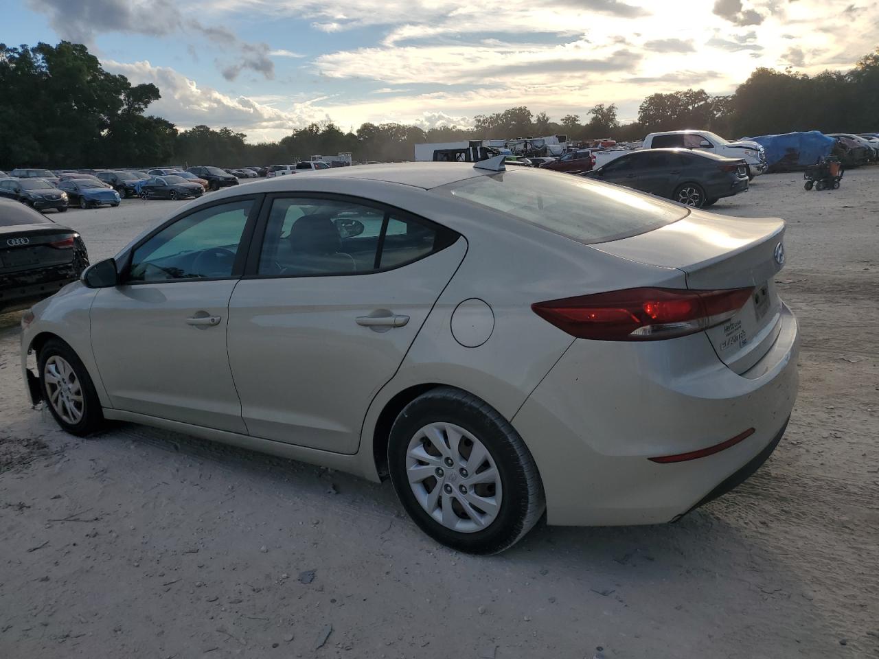 5NPD74LF2HH104170 2017 HYUNDAI ELANTRA - Image 2