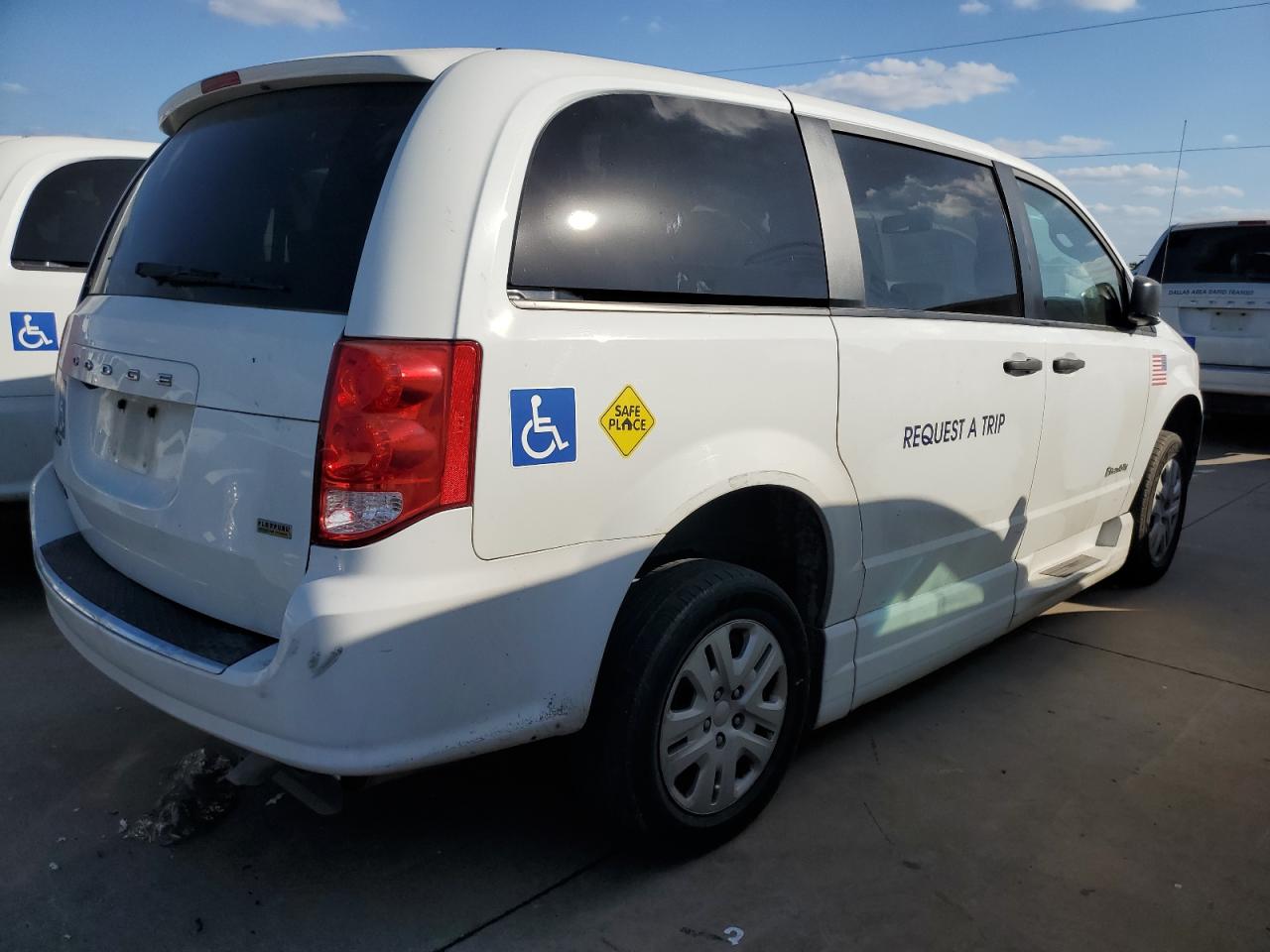 2019 Dodge Caravan - Image 3