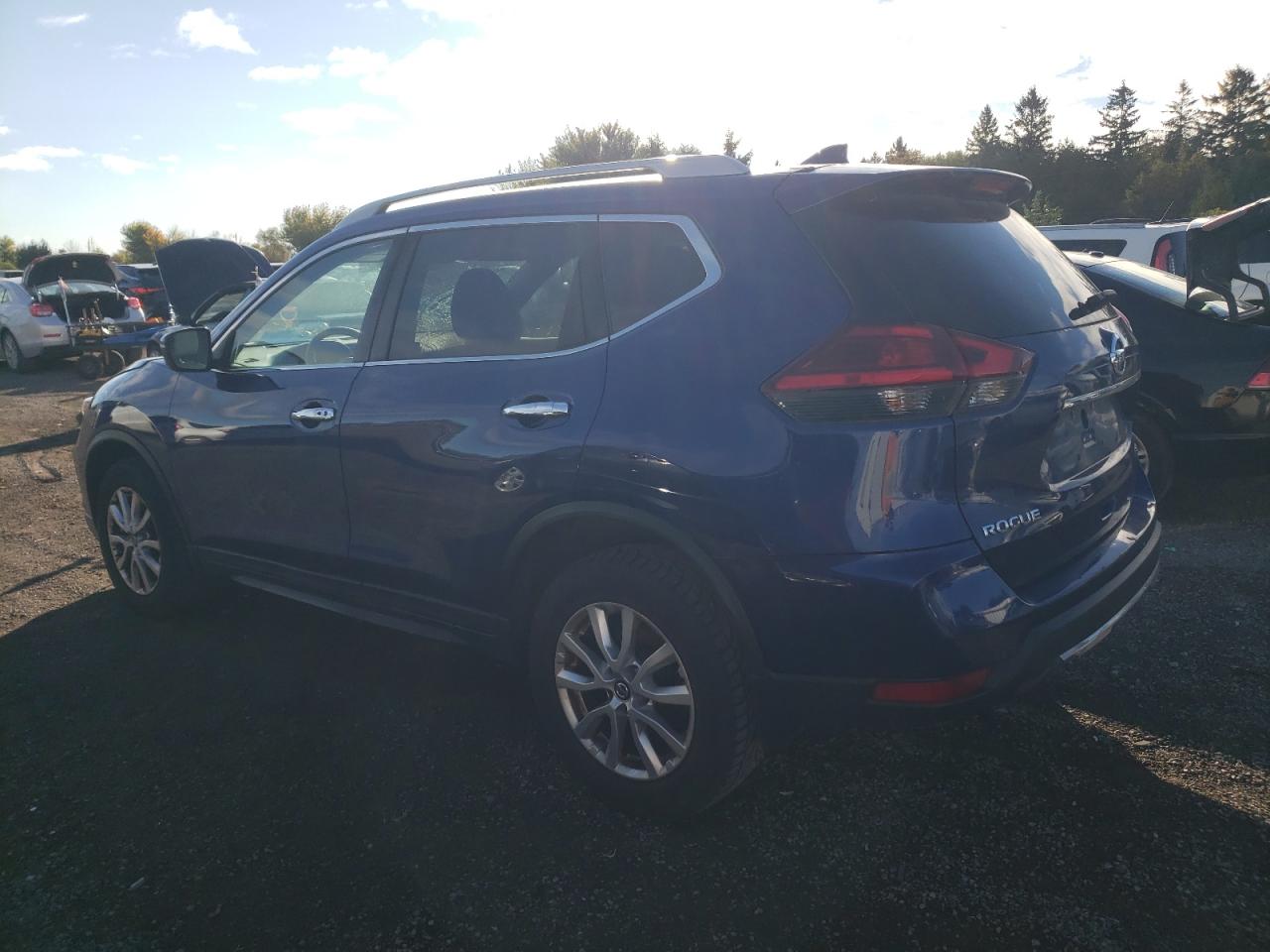 5N1AT2MV7HC768609 2017 NISSAN ROGUE - Image 2