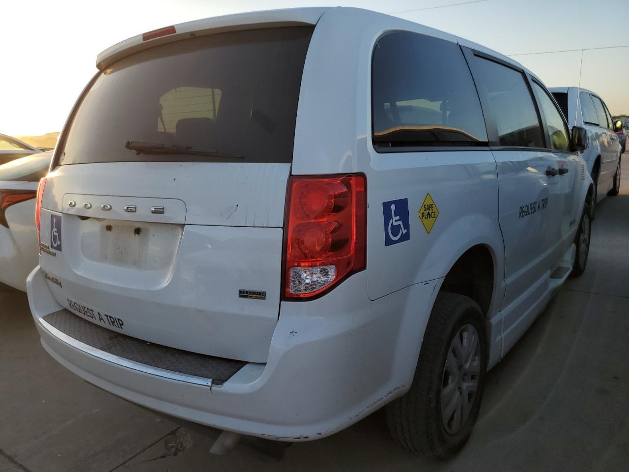 2019 Dodge Caravan - Image 3