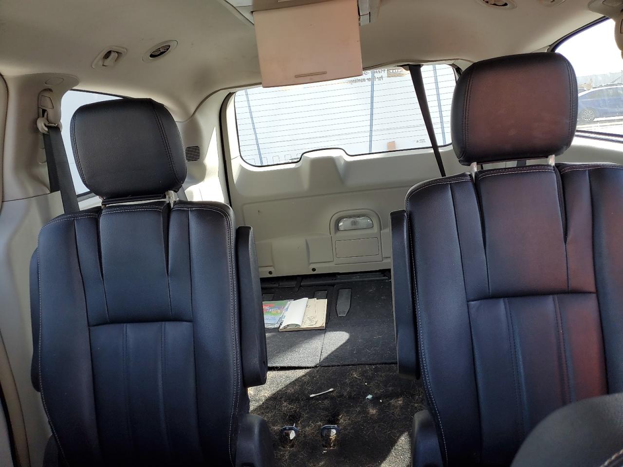 2016 Chrysler Town & Country - Image 10
