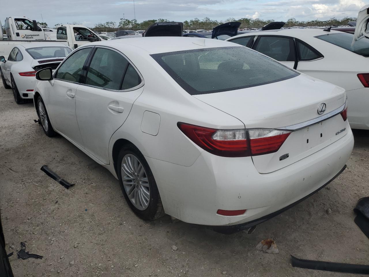 2015 Lexus ES - Image 2