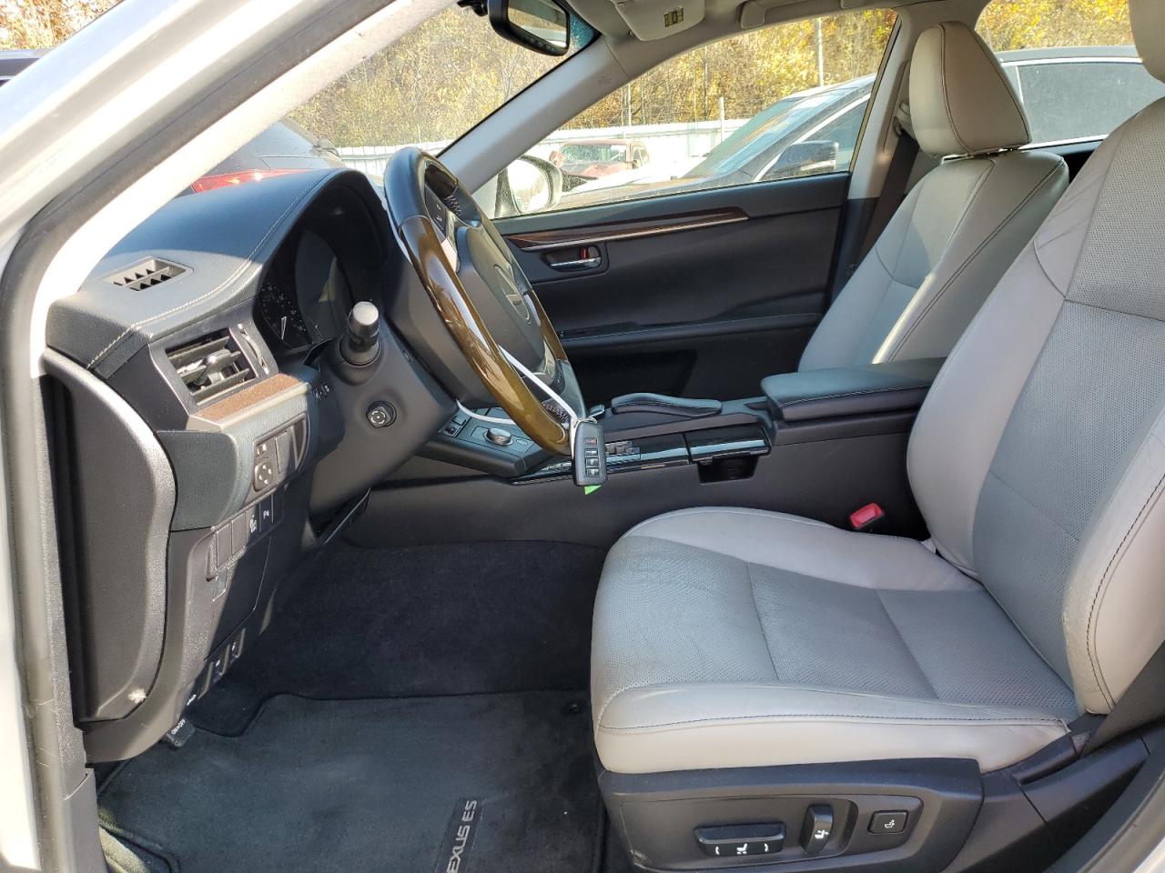 2013 Lexus ES - Image 7