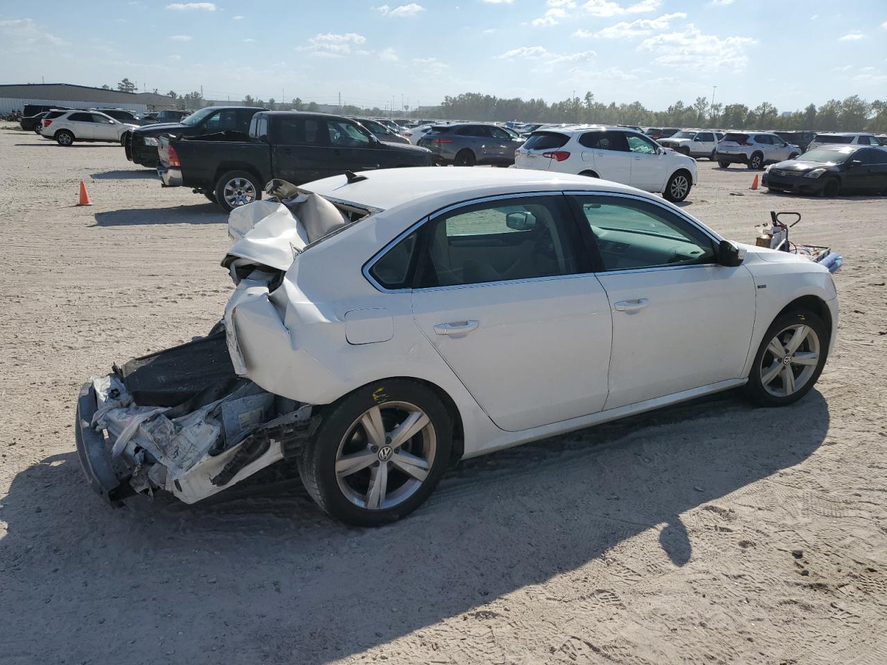 2015 Volkswagen Passat - Image 3