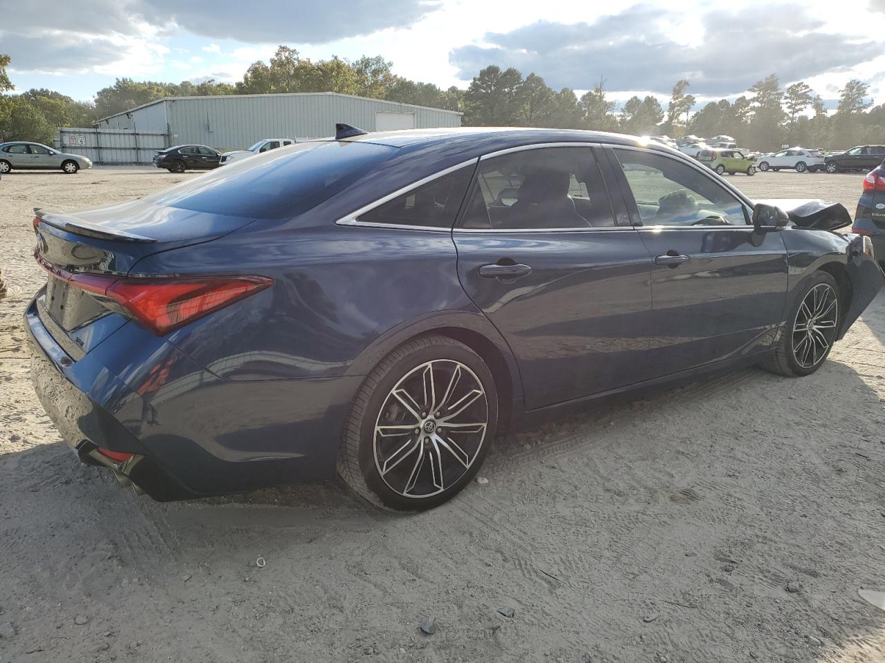 2020 Toyota Avalon - Image 3