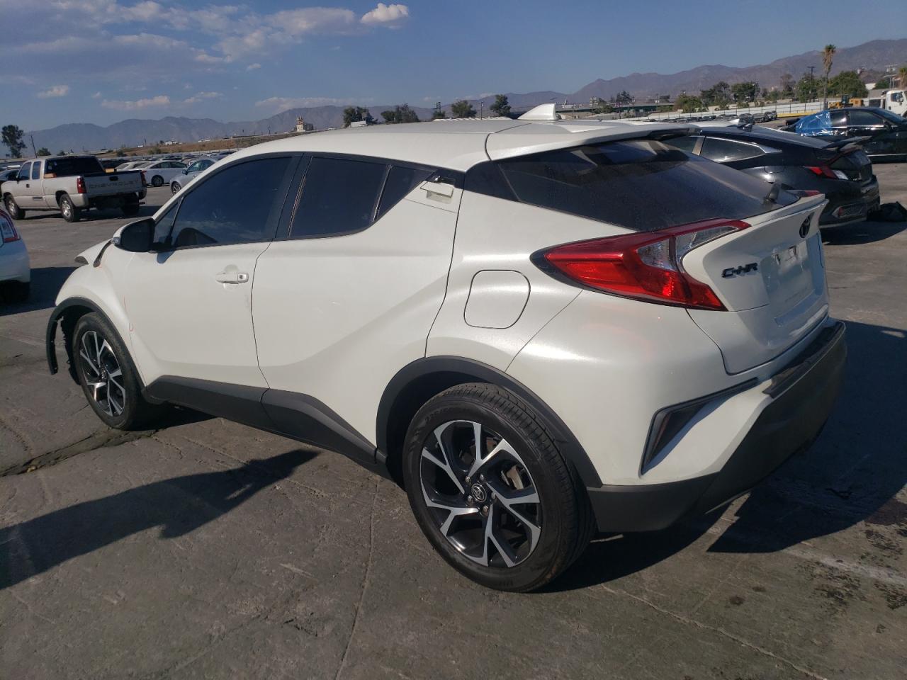 VIN NMTKHMBX9JR037094 2018 TOYOTA C-HR no.2