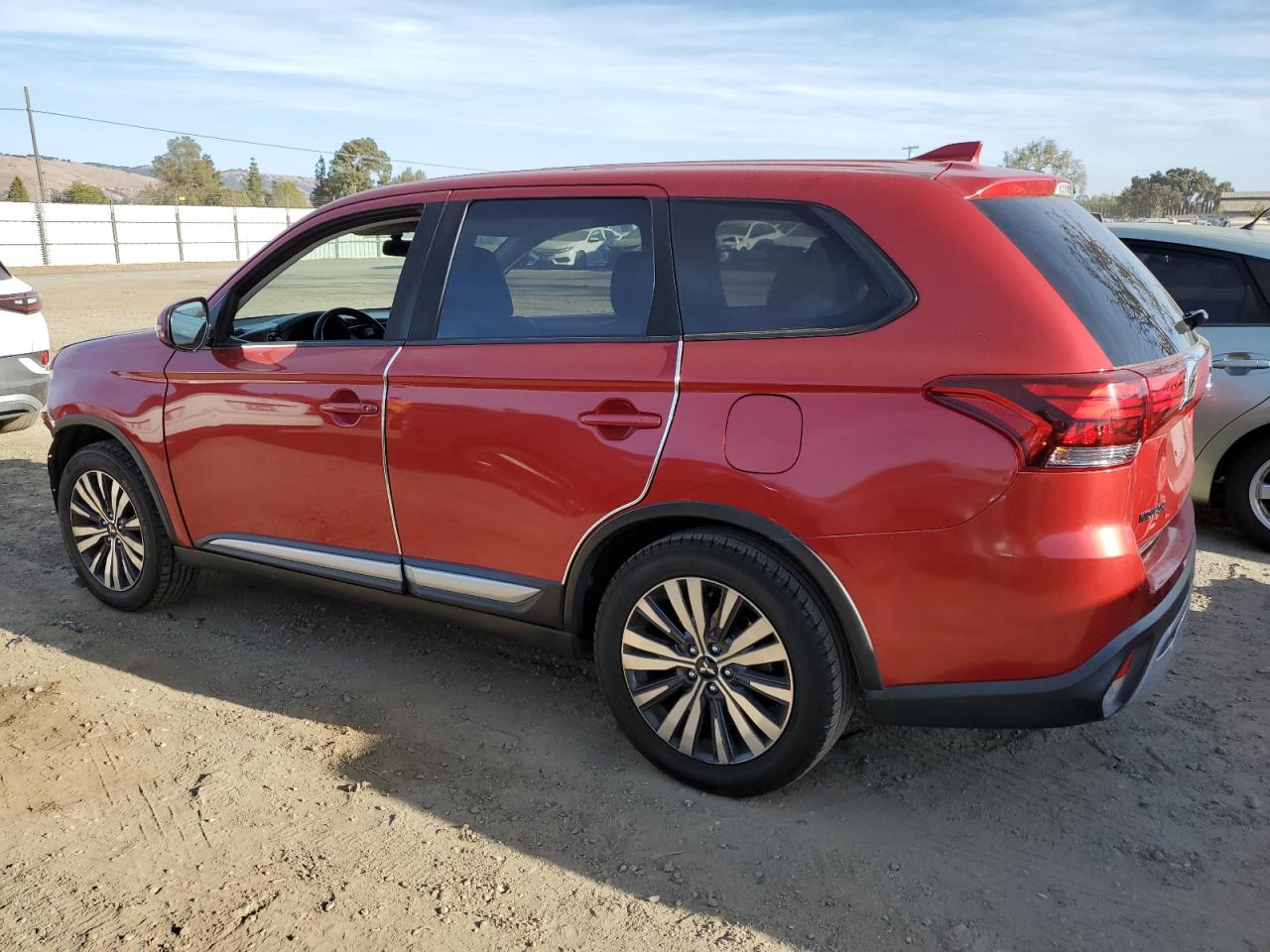 2019 Mitsubishi Outlander - Image 2