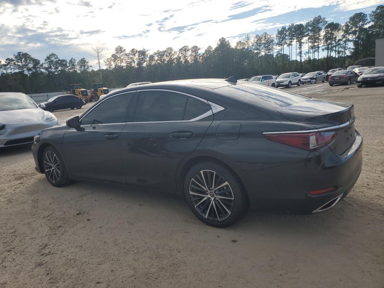 2024 Lexus ES - Image 2