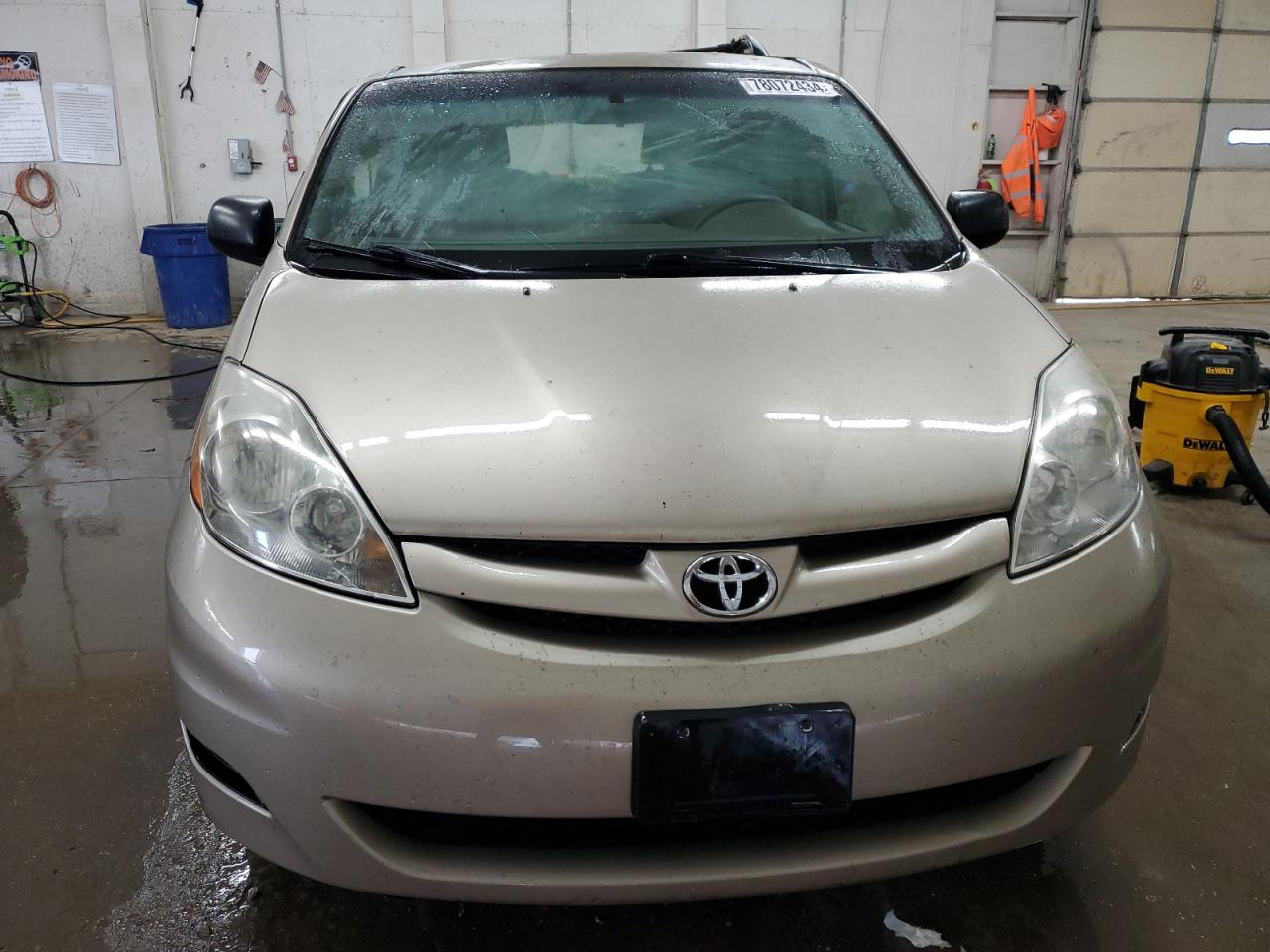 2010 Toyota Sienna - Image 5
