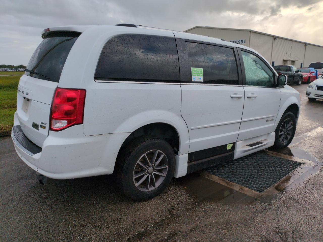 2017 Dodge Caravan - Image 3