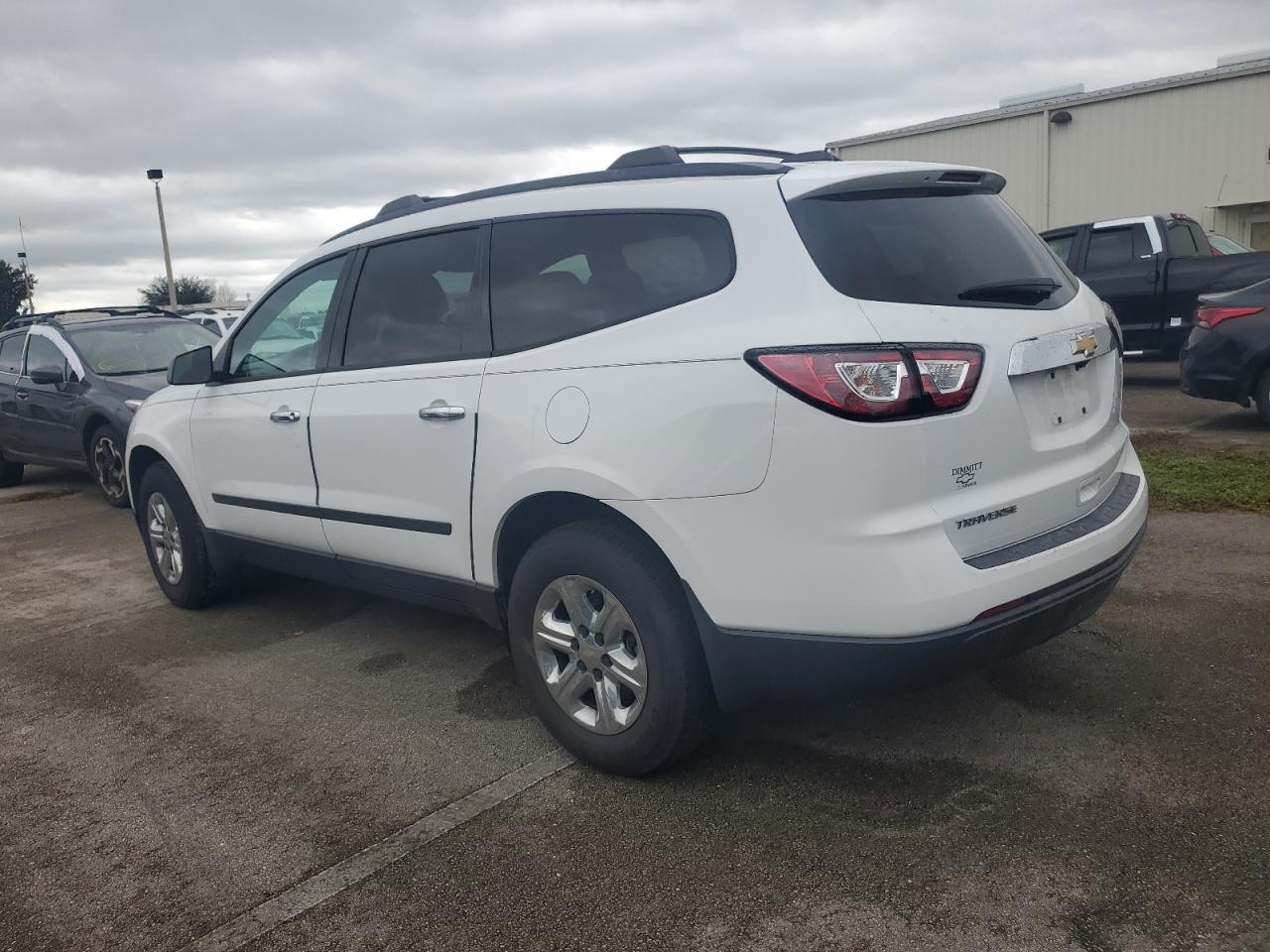 1GNKRFKD8HJ137573 2017 CHEVROLET TRAVERSE - Image 2