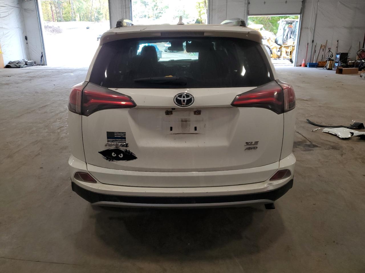 JTMRFREV1HJ142670 2017 Toyota Rav4 Xle