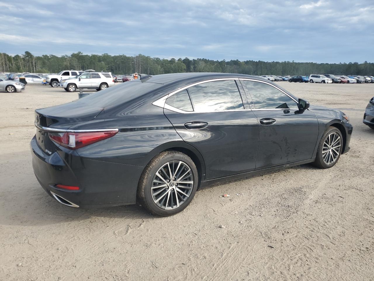 2024 Lexus ES - Image 3