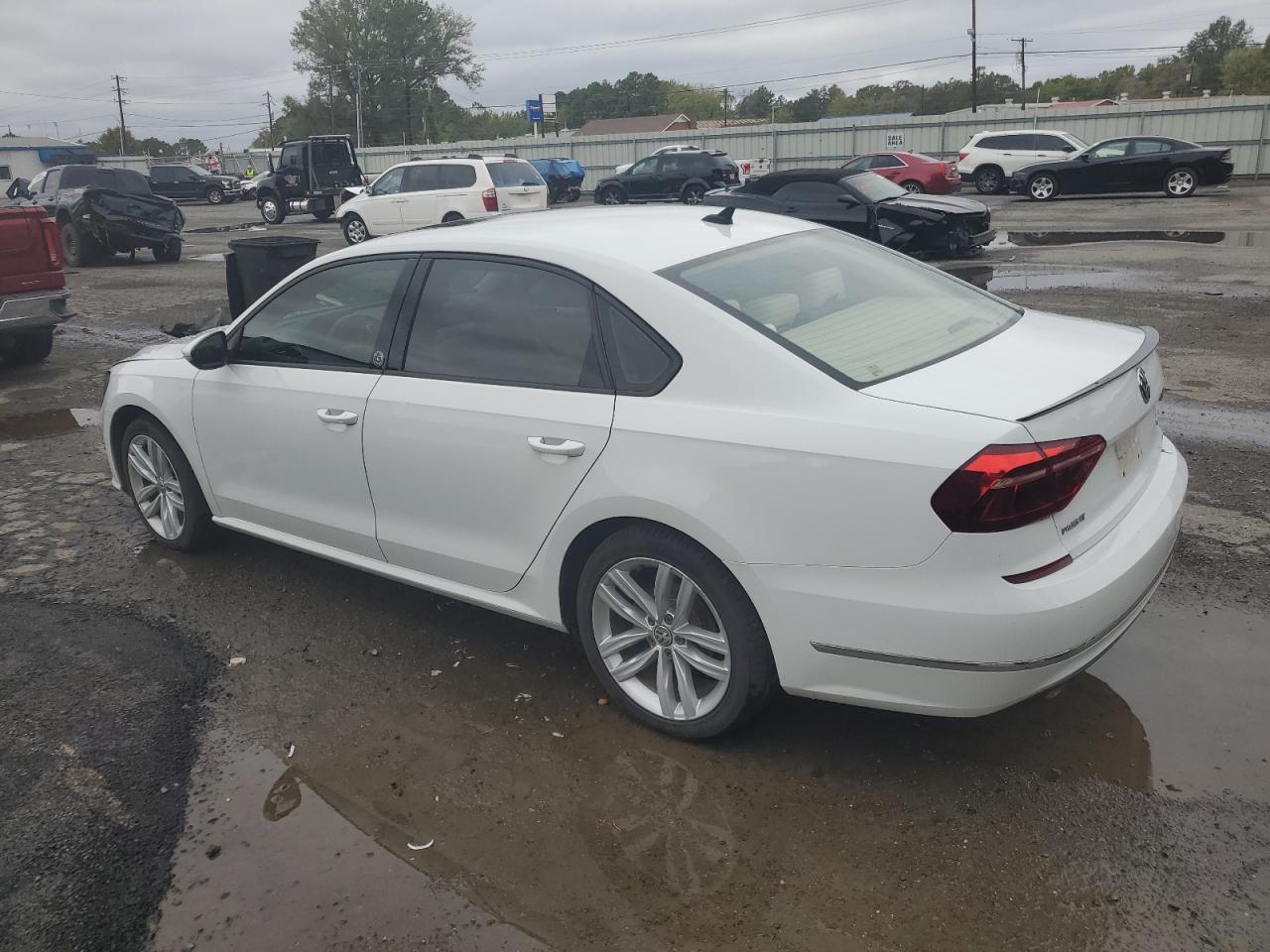 2019 Volkswagen Passat - Image 2