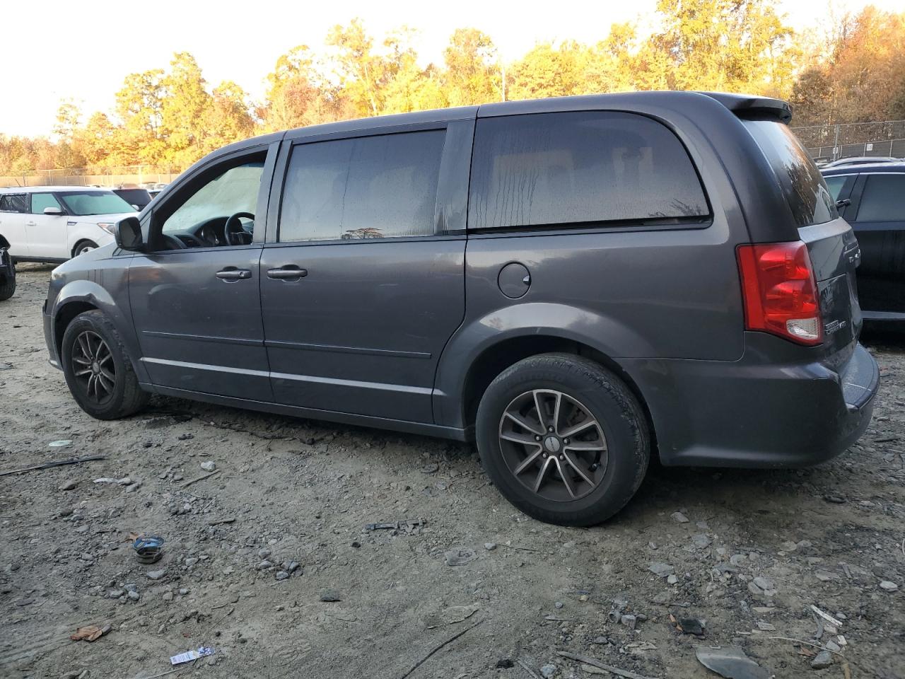2015 Dodge Caravan - Image 2