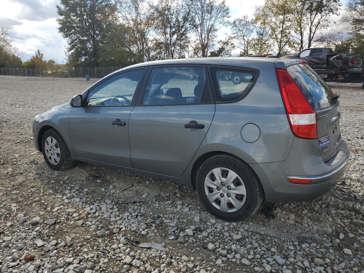 2010 Hyundai Elantra - Image 2