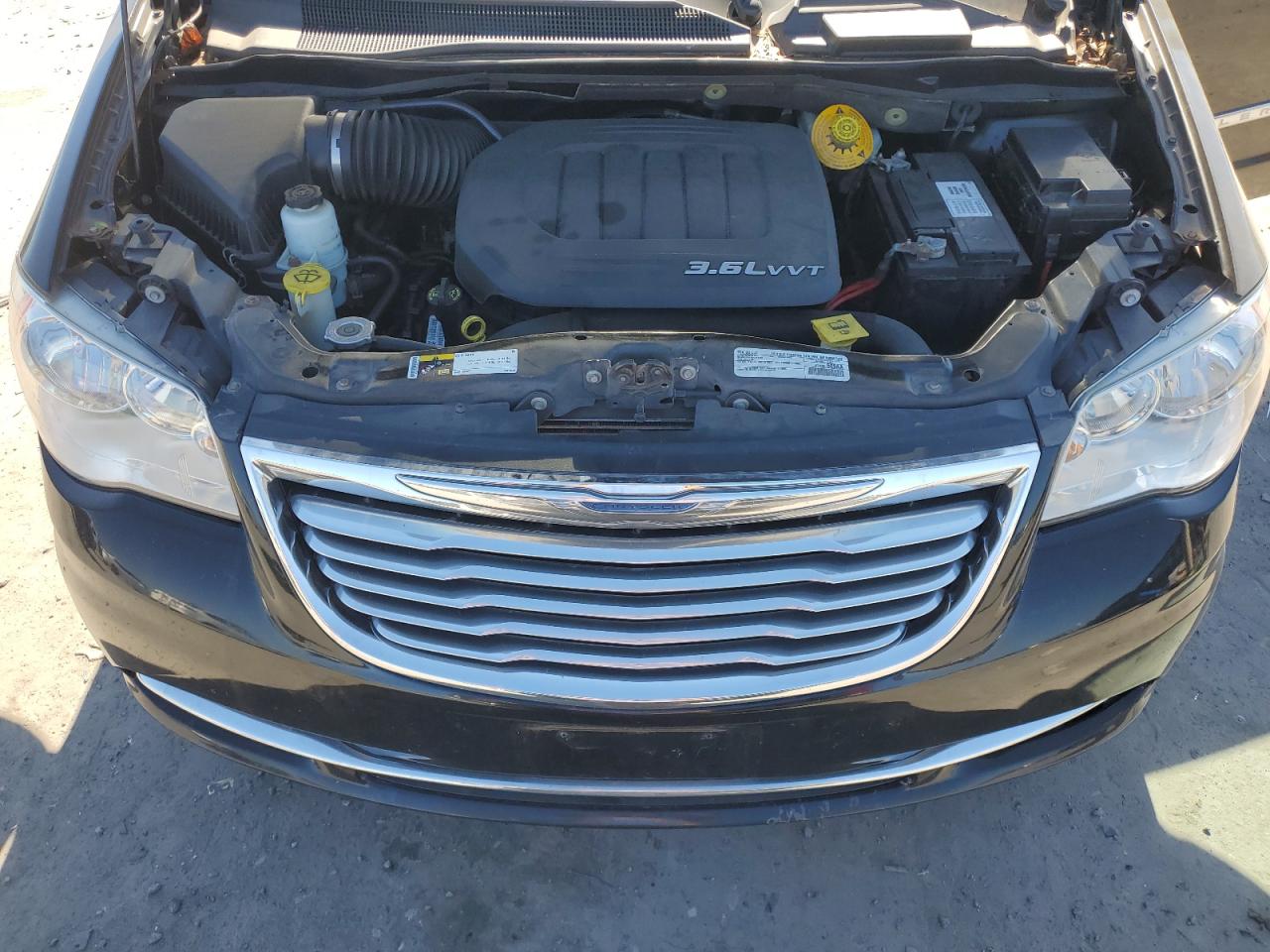 2016 Chrysler Town & Country - Image 12