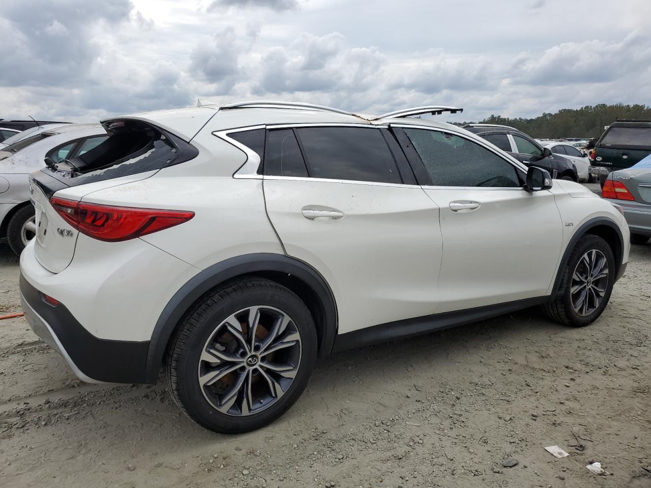 2017 Infiniti QX30 - Image 3