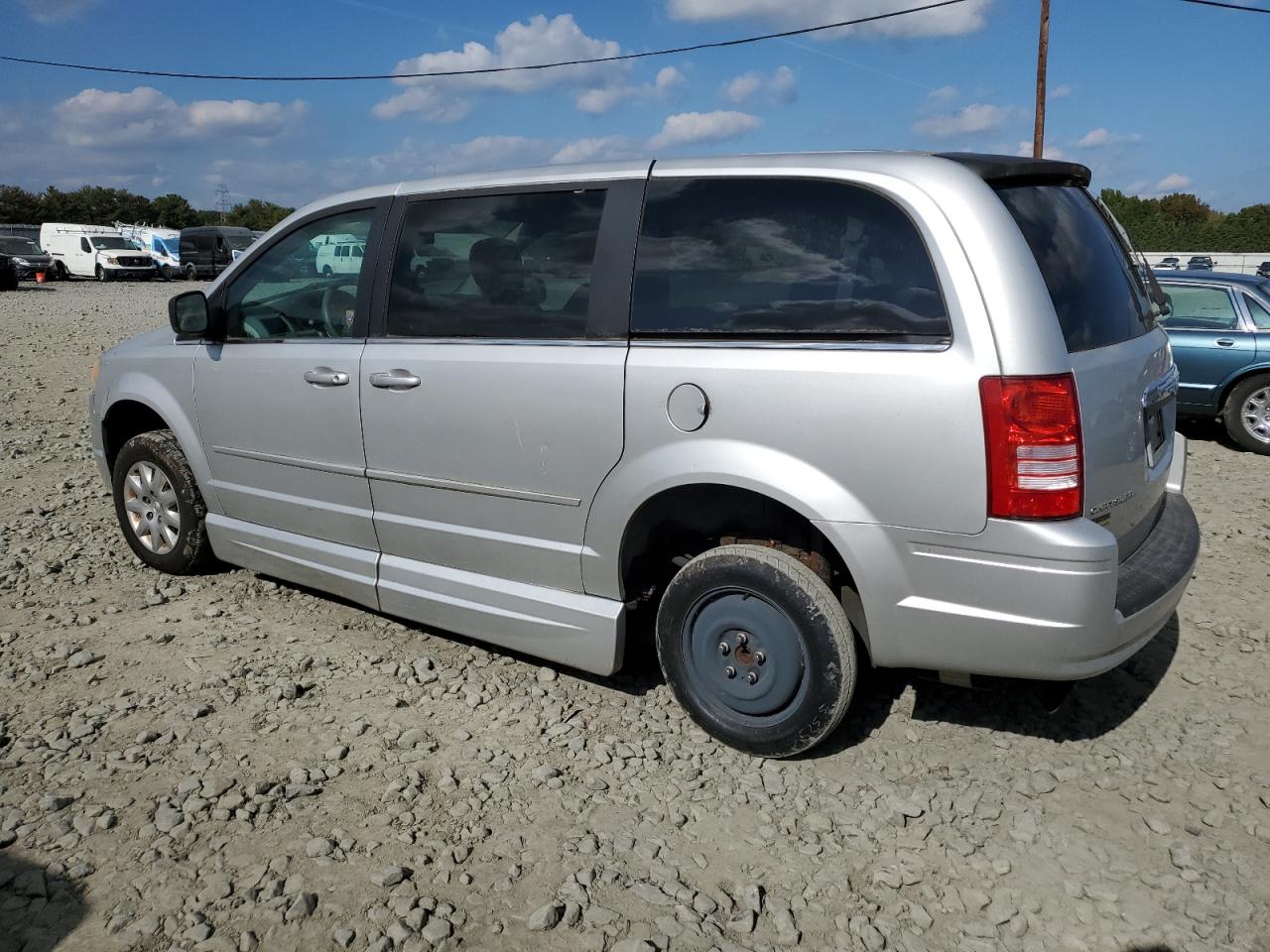2010 Chrysler Town & Country - Image 2