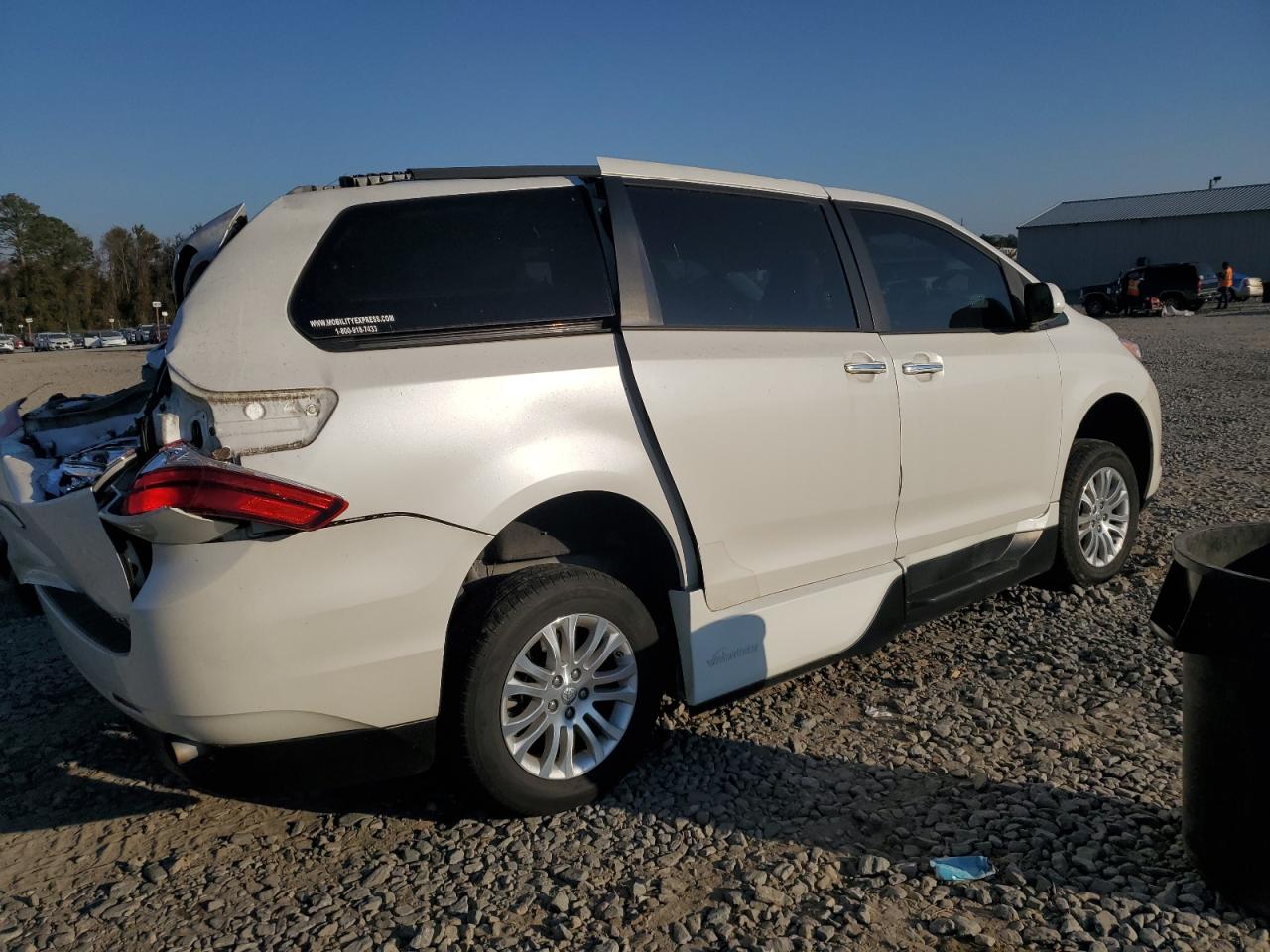 2017 Toyota Sienna - Image 3