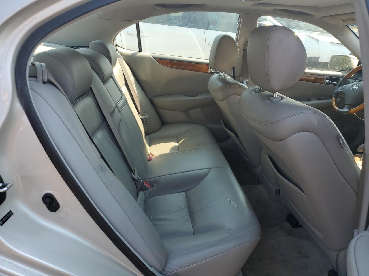2005 Lexus ES - Image 10