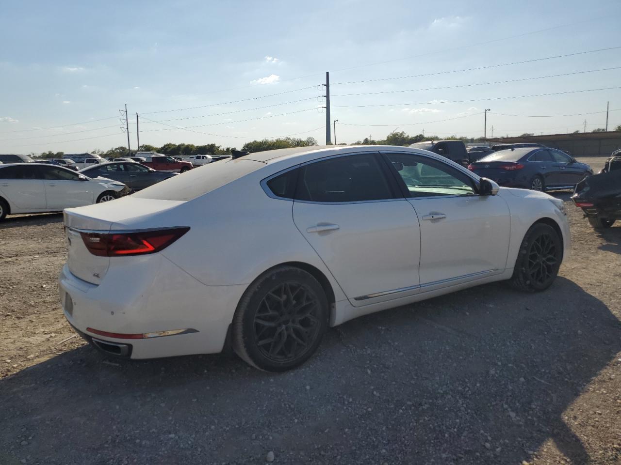2017 Kia Cadenza - Image 3
