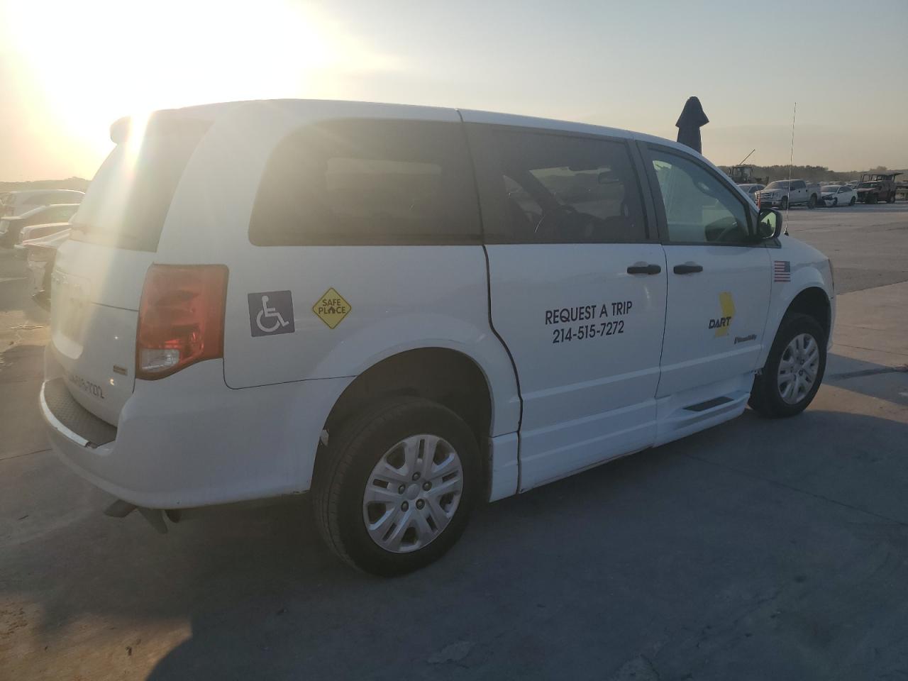 2019 Dodge Caravan - Image 3