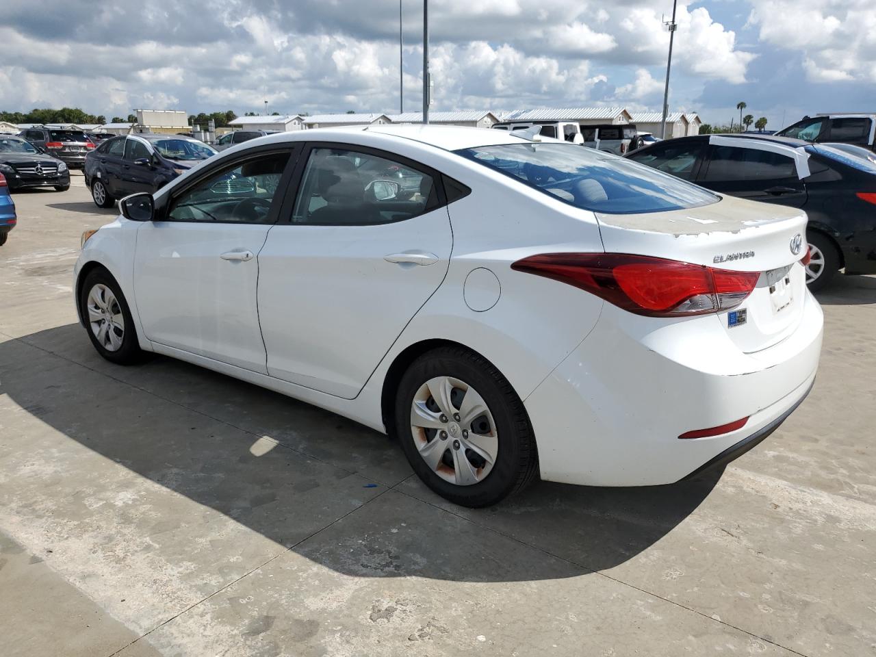2016 Hyundai Elantra - Image 2