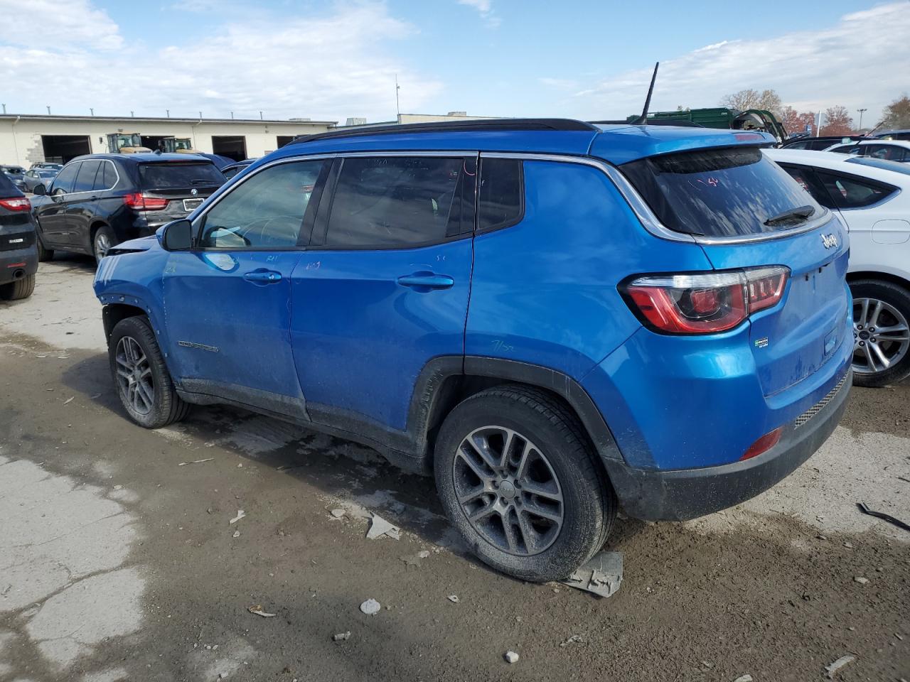 3C4NJCBB7JT487933 2018 JEEP COMPASS - Image 2