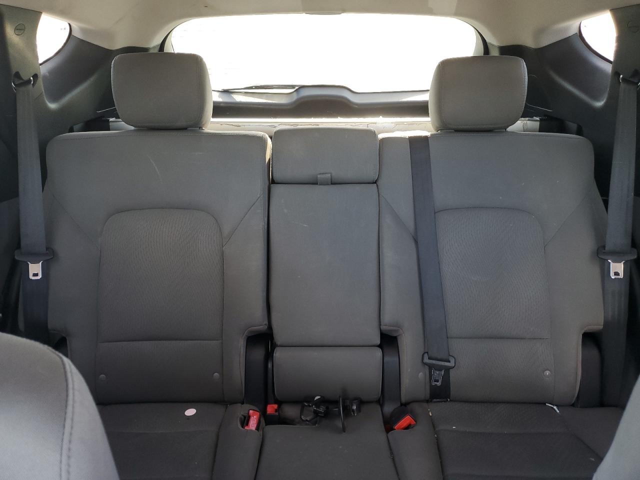 2016 Hyundai Santa Fe - Image 10