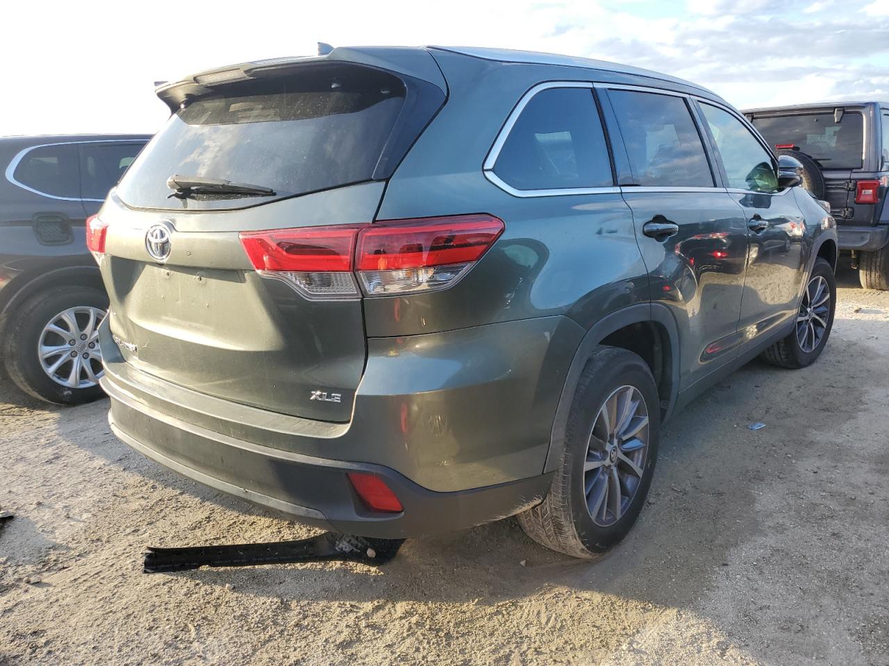 2019 Toyota Highlander - Image 3