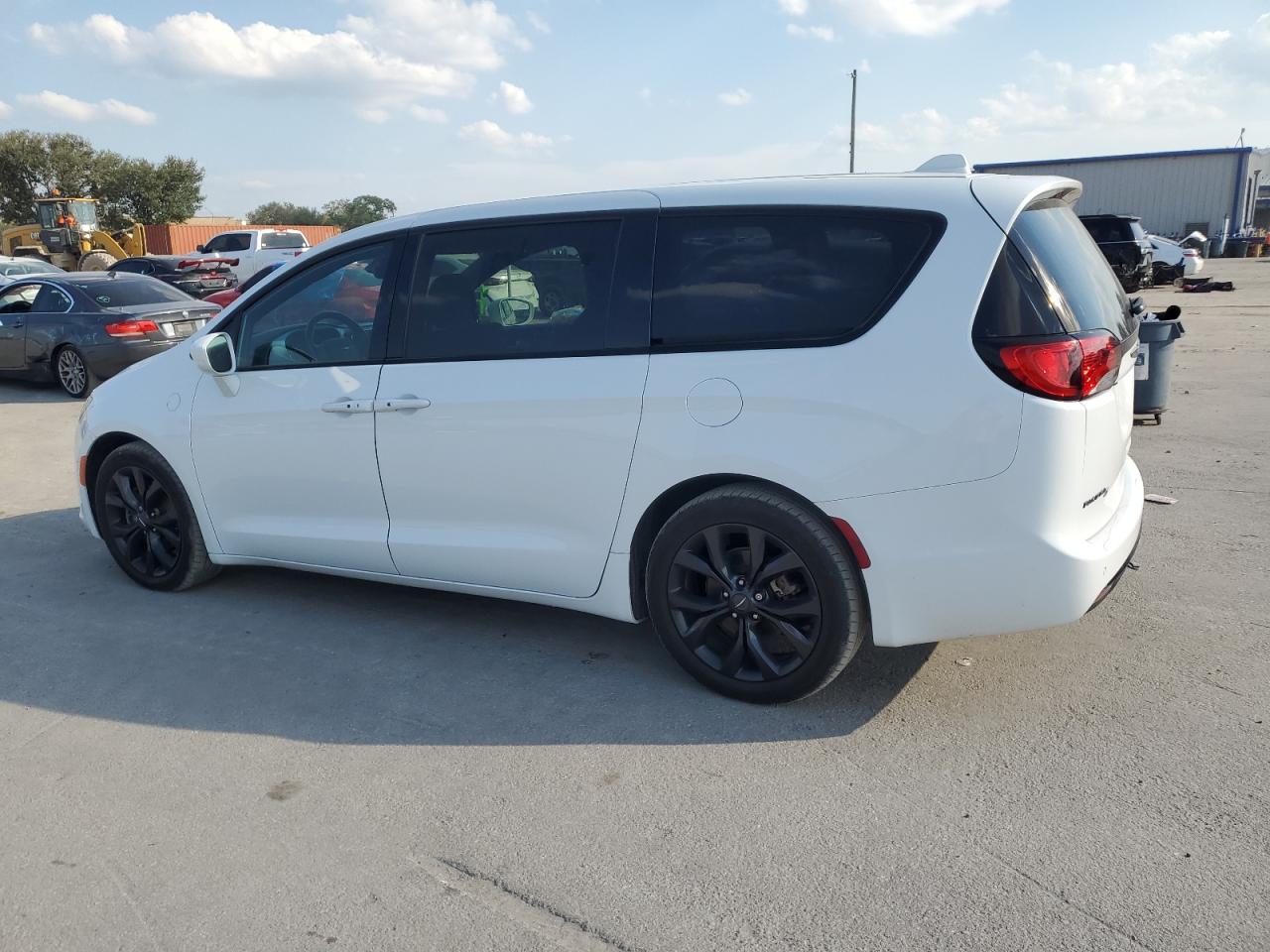 2020 Chrysler Pacifica - Image 2